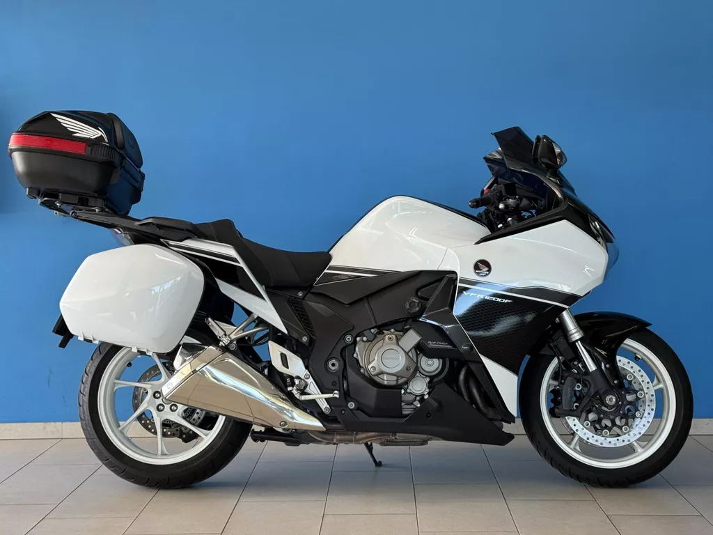 Honda VFR 1200 F DCT ABS | Lees de Tekst! | TomTom | Top Koffer | Zijkoffers | Originele uitlaat | Onderhoudshistorie beschikbaar | ( Showroom Vianen - Tel: 06-19079548 )