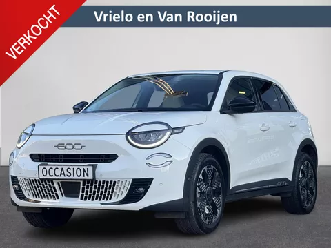Fiat 600 1.2 Hybrid La Prima | Leer | ACC | Stoelverwarming | Massage | Clima | Camera | Navi | Elektrische achterklep | ( Vestiging - Nieuwegein )